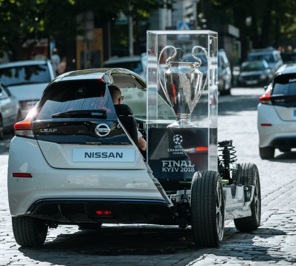 عرض كأس دوري ابطال اوروبا في سيارة نيسان ليف